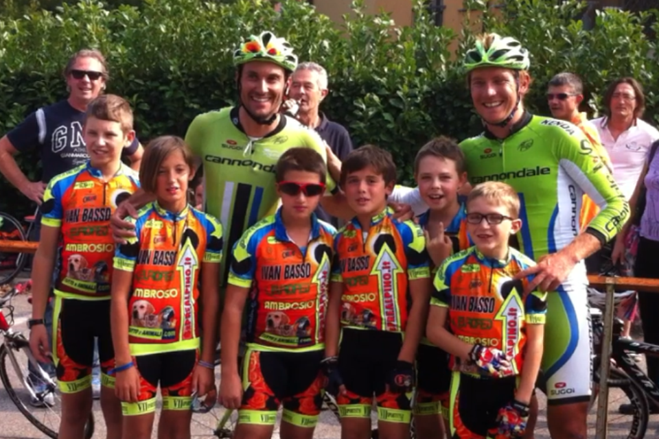 ivan basso con i govanissimi del gs prealpinoa vergiate 